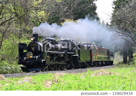 SL Banetsu Monogatari 列車高速駛過 Banetsu 西線的一個 S 形彎道，朝著大和站駛去。 139029434