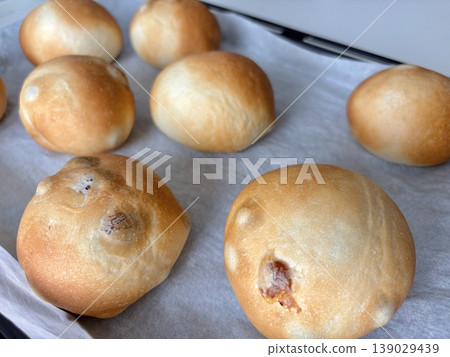 Freshly baked raisin bread Freshly baked raisin bread 139029439