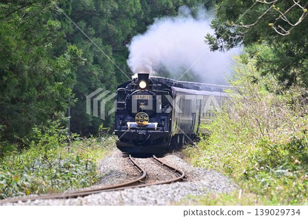 SL Banetsu Monogatari 列車高速駛過 Banetsu 西線的一個 S 形彎道，朝著大和站駛去。 139029734