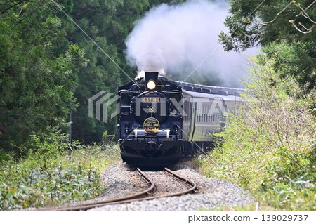 SL Banetsu Monogatari 列車高速駛過 Banetsu 西線的一個 S 形彎道，朝著大和站駛去。 139029737