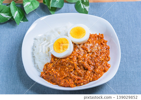 Keema curry, minced meat curry rice topped with a boiled egg. 139029852