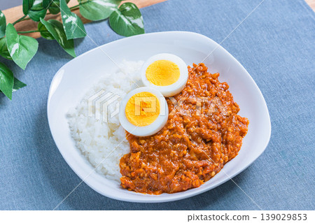 Keema curry, minced meat curry rice topped with a boiled egg. 139029853