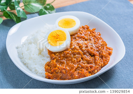Keema curry, minced meat curry rice topped with a boiled egg. 139029854