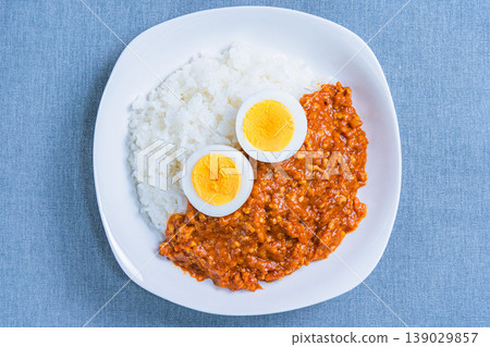Keema curry, minced meat curry rice topped with a boiled egg. 139029857