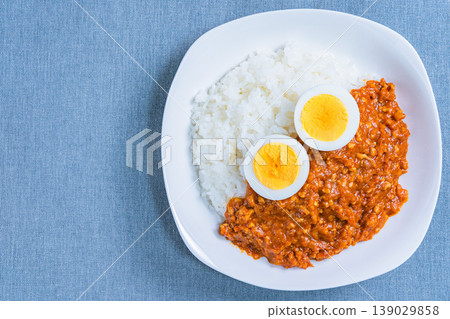 Keema curry, minced meat curry rice topped with a boiled egg. 139029858