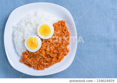 Keema curry, minced meat curry rice topped with a boiled egg. 139029859