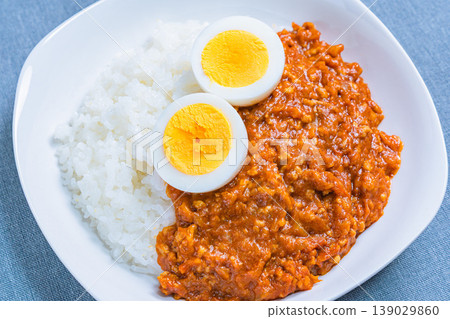 Keema curry, minced meat curry rice topped with a boiled egg. 139029860