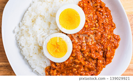 Keema curry, minced meat curry rice topped with a boiled egg. 139029921