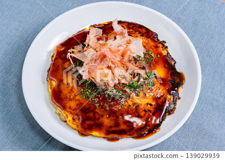 禦好燒：關西風格的御好燒，上面撒上鰹魚片和醬汁。 139029939