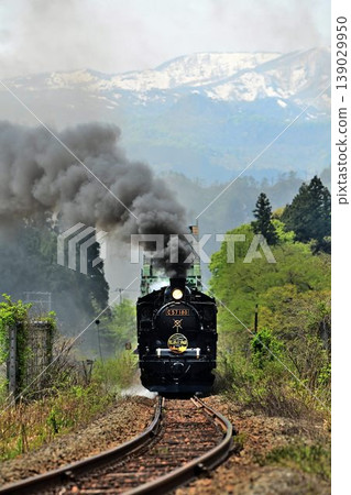 The SL Ban'etsu Monogatari train crosses the Agano River with snow-capped mountains in the background on the Ban'etsu West Line. 139029950