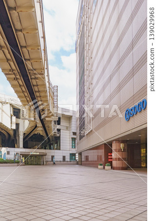 [Chiba City, Chiba Prefecture] Chiba Urban Monorail passing over Sensシティ Plaza | Chiba Urban Monorail Chiba Station and surrounding scenery 139029968