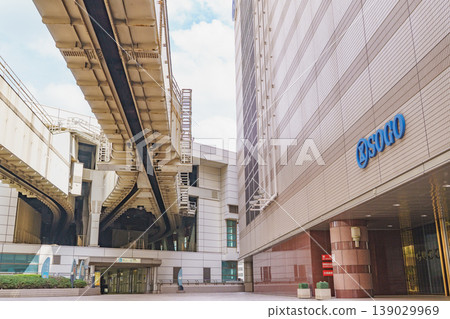 [Chiba City, Chiba Prefecture] Chiba Urban Monorail passing over Sensシティ Plaza | Chiba Urban Monorail Chiba Station and surrounding scenery 139029969