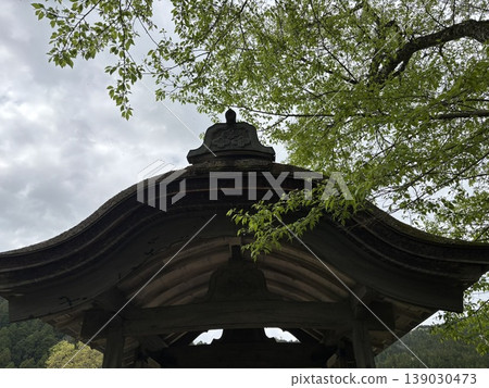 Family crest of the Karamon gate 139030473