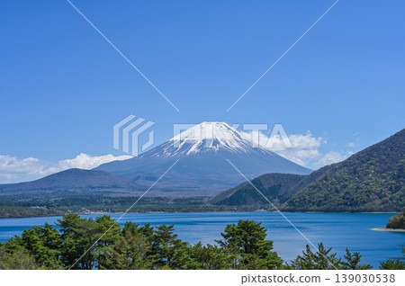 山梨縣本栖湖和富士山 山梨縣本栖湖和富士山 139030538
