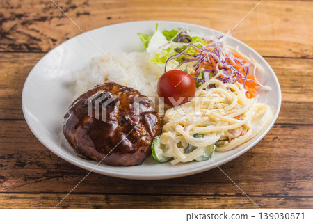 Charcoal-grilled hamburger lunch Charcoal-grilled hamburger lunch 139030871