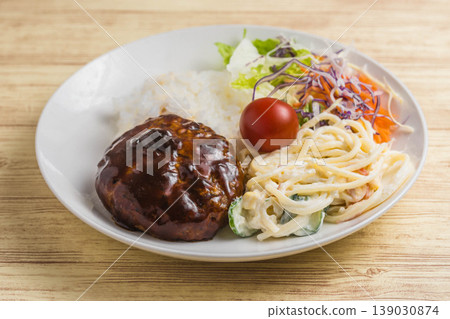 Charcoal-grilled hamburger lunch Charcoal-grilled hamburger lunch 139030874