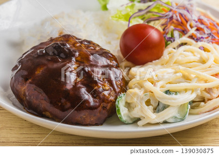 Charcoal-grilled hamburger lunch Charcoal-grilled hamburger lunch 139030875