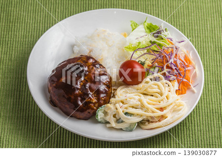 Charcoal-grilled hamburger lunch Charcoal-grilled hamburger lunch 139030877
