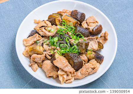 蒜香濃鬱的豬肉茄子炒菜，美味可口。 139030954