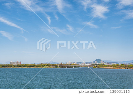 滋賀縣草津市琵琶湖畔綠樹成蔭 滋賀縣草津市琵琶湖畔綠樹成蔭 139031115