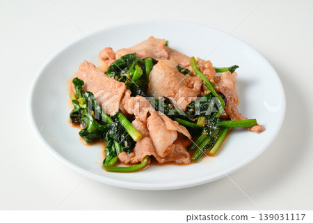 Stir-fried pork and spinach with garlic ponzu sauce 139031117