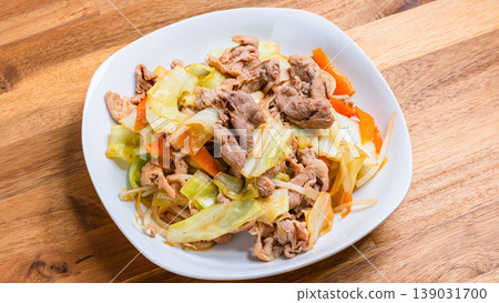 肉菜炒：一道簡單的豬肉白菜炒菜。 139031700