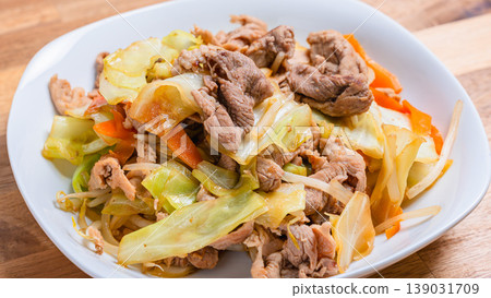 Stir-fried meat and vegetables: A simple stir-fry dish of pork and cabbage. Stir-fried meat and vegetables: A simple stir-fry dish of pork and cabbage. 139031709