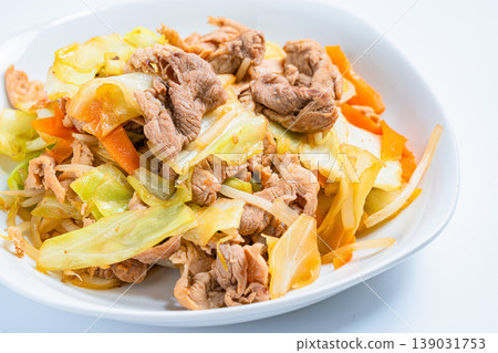 肉菜炒：一道簡單的豬肉白菜炒菜。 139031753