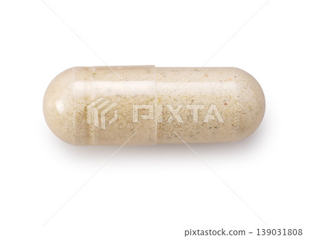 白色背景上的一個透明膠囊,內裝草藥粉末。它讓人聯想到保健品或草藥。 白色背景上的一個透明膠囊,內裝草藥粉末。它讓人聯想到保健品或草藥。 139031808