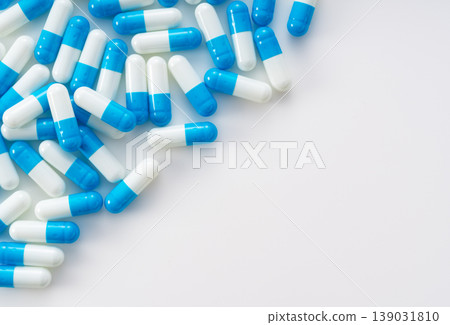 用於醫療/保健品的圖片素材,以白色背景上排列著藍色和白色的膠囊,並留有文字空間。 用於醫療/保健品的圖片素材,以白色背景上排列著藍色和白色的膠囊,並留有文字空間。 139031810
