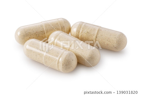 四顆草藥膠囊放在白色背景上,讓人聯想到健康、醫藥和傳統中醫。 四顆草藥膠囊放在白色背景上,讓人聯想到健康、醫藥和傳統中醫。 139031820