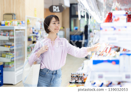 在超市購物的女人 在超市購物的女人 139032053