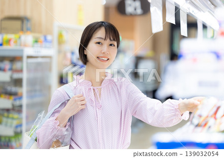 在超市購物的女人 139032054