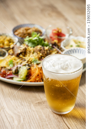 啤酒和看起來很美味的印度香飯 啤酒和看起來很美味的印度香飯 139032095
