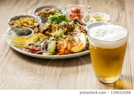 啤酒和看起來很美味的印度香飯 啤酒和看起來很美味的印度香飯 139032098