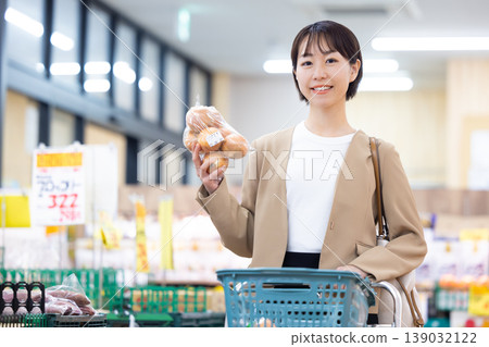 在超市購物的女人 在超市購物的女人 139032122