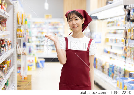 woman working in a supermarket 139032208
