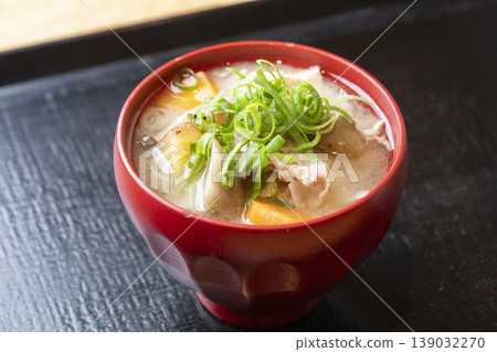 看起來很美味的豬肉湯，配料也很豐富。 139032270