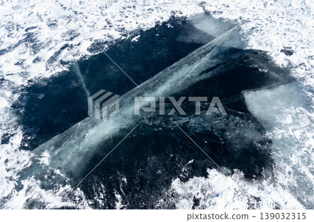 Transparency of river ice. Transparency of river ice. 139032315