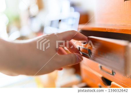 A hand opening a drawer 139032642