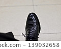 Maintenance of black straight-tip men's shoes with a mirror finish. 139032658