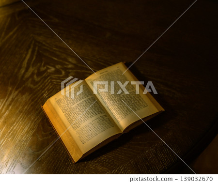 黑暗的房間裡,一本舊書打開了。 黑暗的房間裡,一本舊書打開了。 139032670