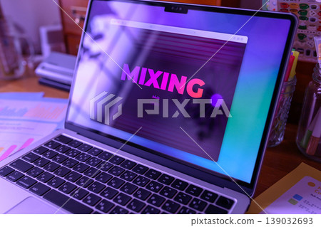 Display the MIXING screen on your laptop. 139032693