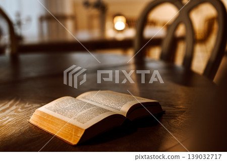 桌上有一本舊書。 139032717