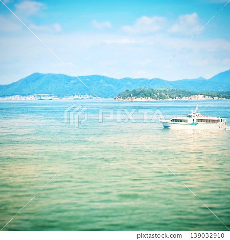 一艘船正在穿越夏日的大海。 一艘船正在穿越夏日的大海。 139032910
