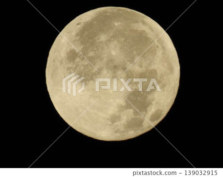 夜空中漂浮的滿月特寫 夜空中漂浮的滿月特寫 139032915