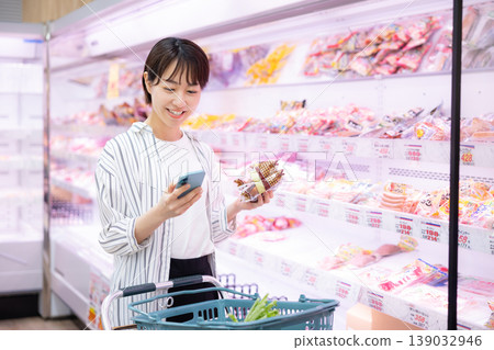 在超市購物的女人 139032946