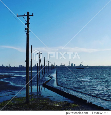 一根電線桿現在矗立在江川海岸的海面上。 一根電線桿現在矗立在江川海岸的海面上。 139032958