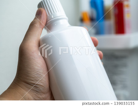 男人的手拿著漱口水 139033155