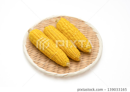 籃子裡裝著三穗玉米 籃子裡裝著三穗玉米 139033165